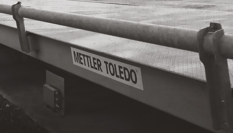 The image shows an industrial truck scale featuring the METTLER TOLEDO brand logo.