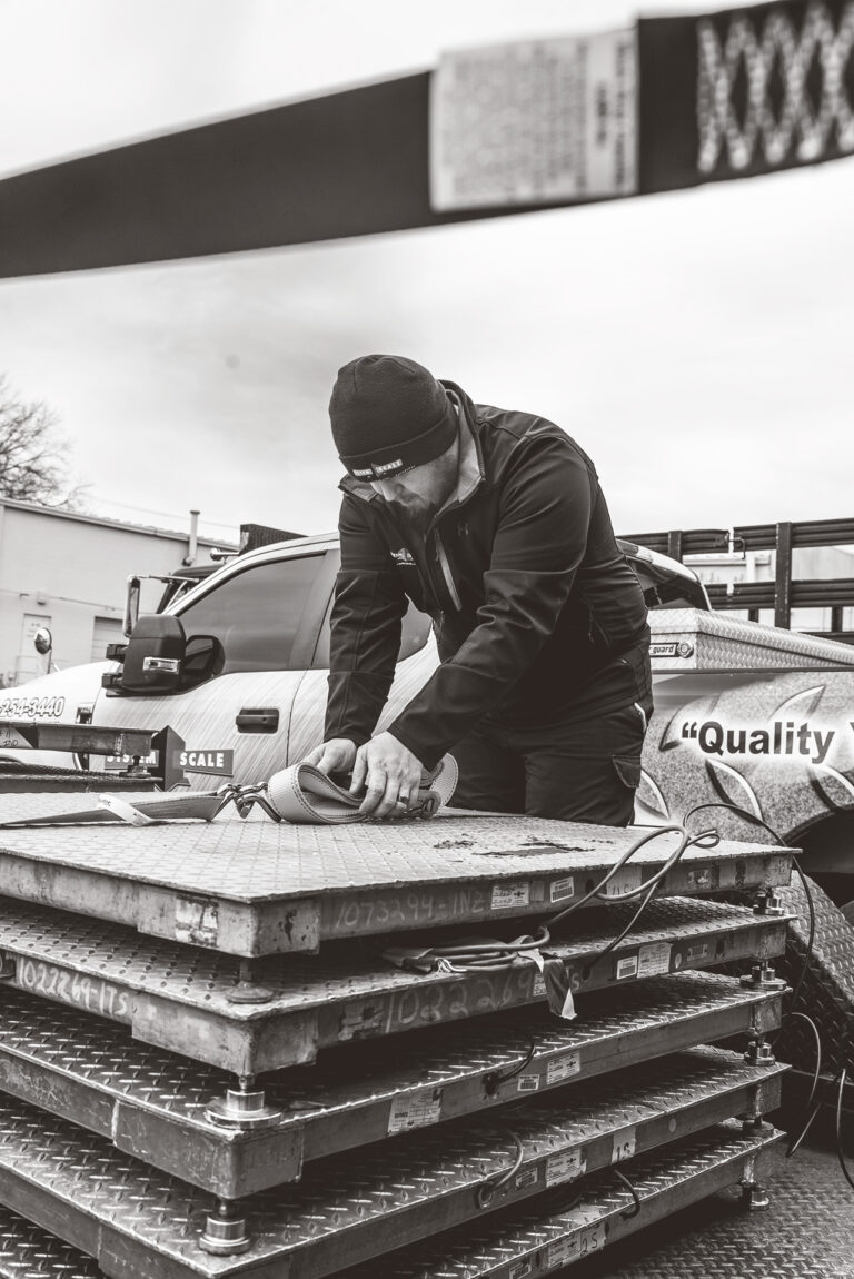 Engineer ratcheting platforms of large industrial scales together