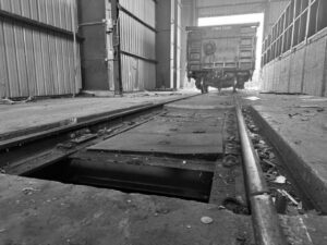 rail scale with debris